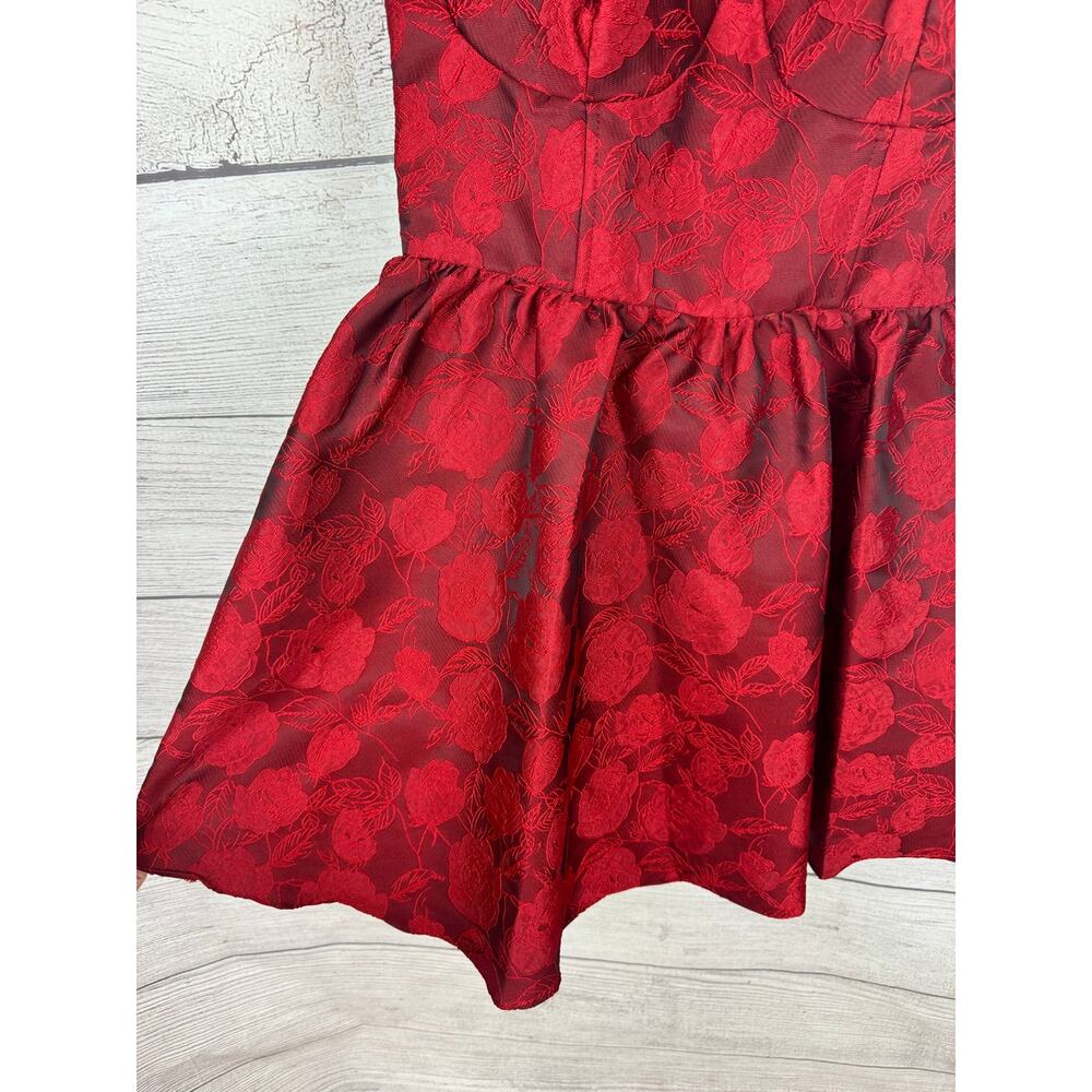 B. Darlin Juniors Red & Black Embossed Floral Occasion Mini Dress Size 13/14 - Picture 3 of 9